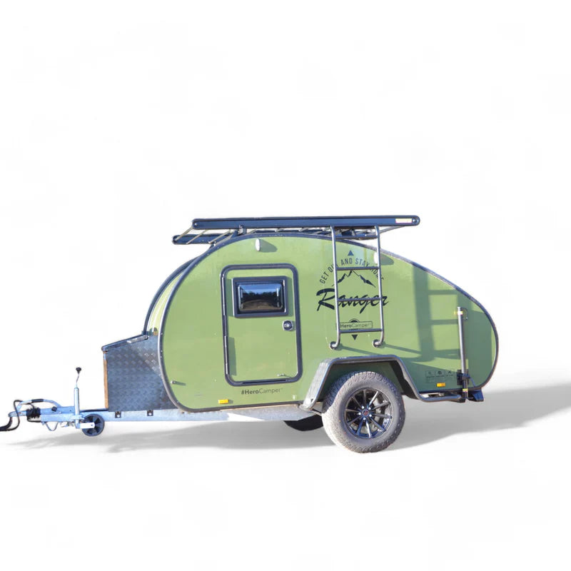 Hero Camper Ranger – dänisches Design für Outdoor-Abenteuer. Ausgestattet mit Solarpanel, Kühlbox, Offroad-Achse, Thule Markise und Küchenzelt. Farboptionen: Grau, Grün, Blau.