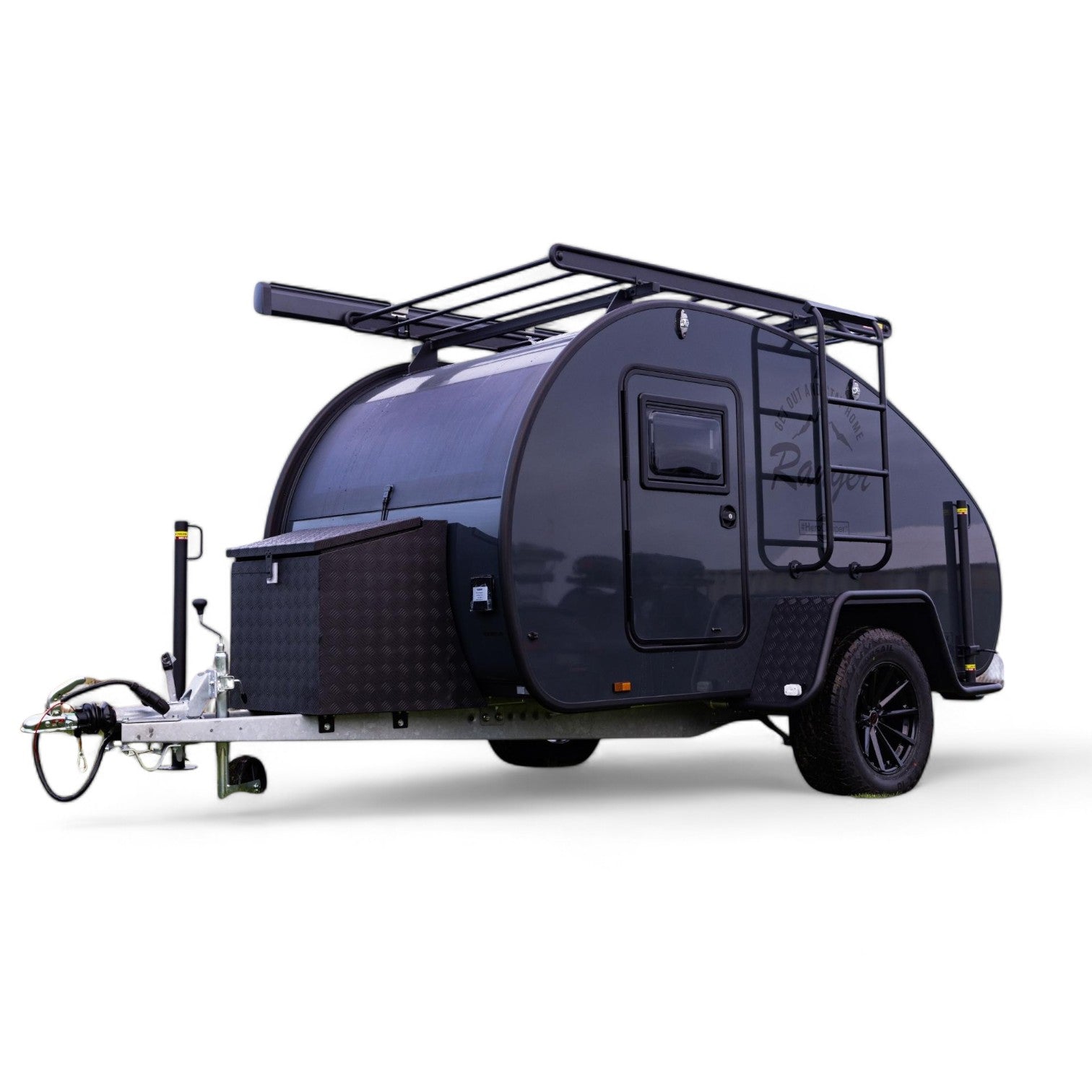 Hero Camper von dänischen Designern – isolierter, warmer Rückzugsort für Outdoor-Abenteuer mit Solarpanel, Kompressor Kühlbox und Offroad-Ausstattung.