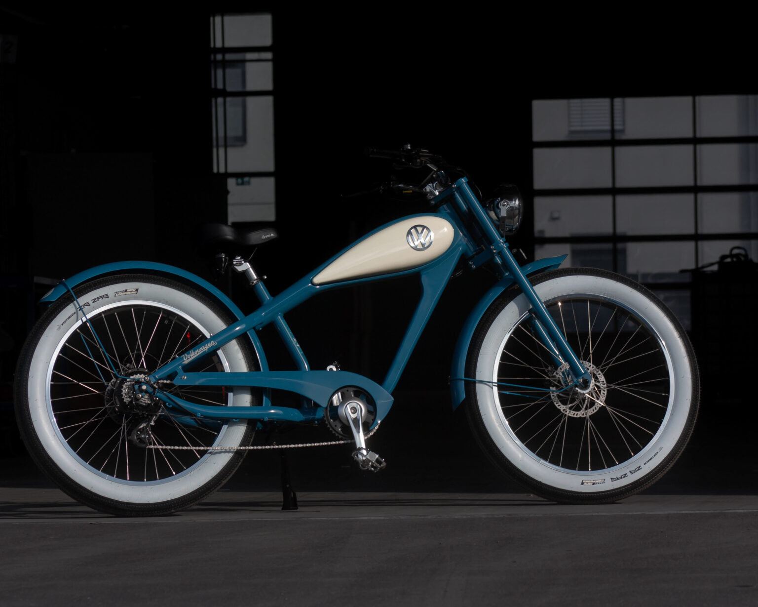VW Bulli Bike in blau in einer Lagerhalle