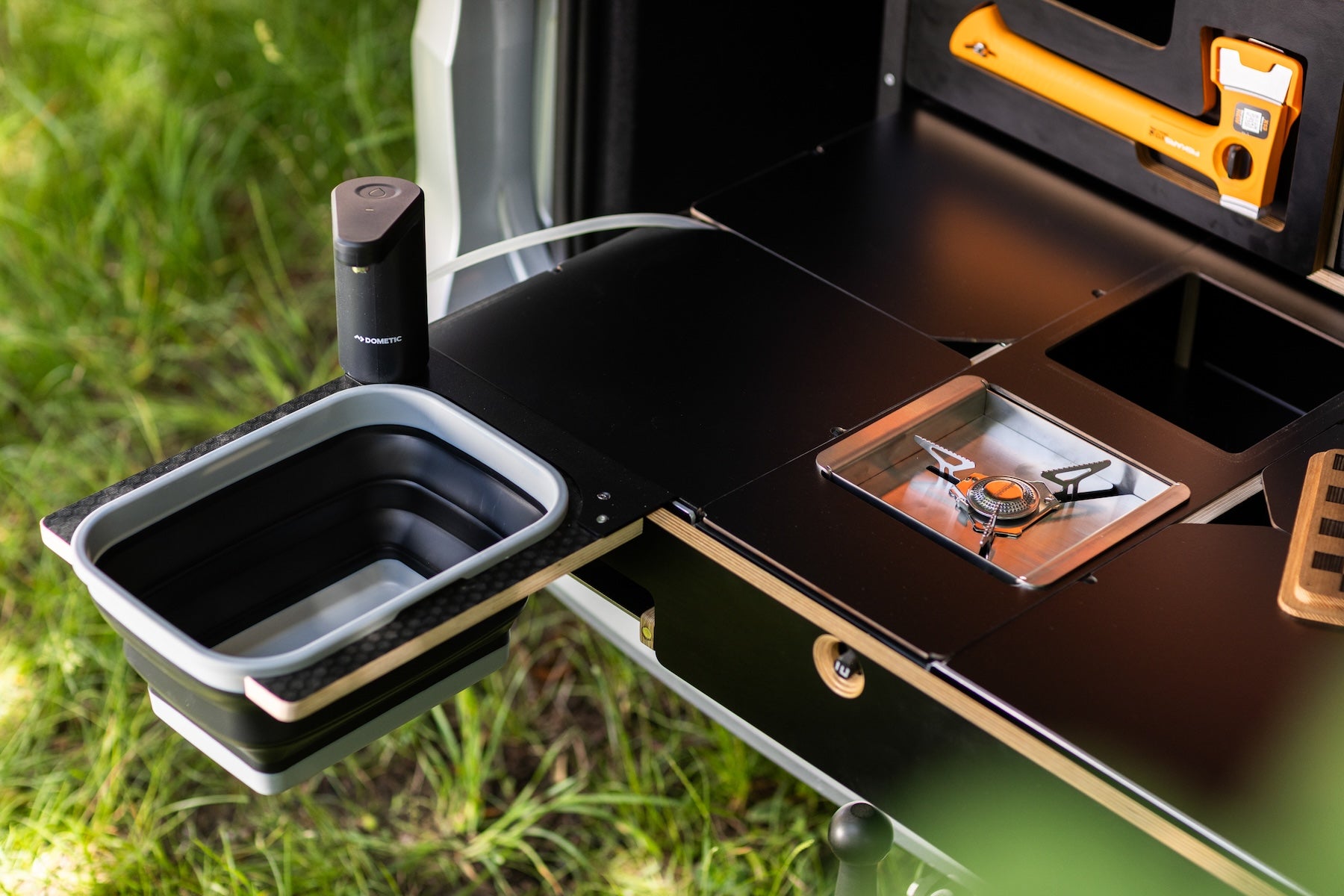 EGOE Nestbox M Komplettset – Campingbox mit Küche, Kühlschrank-Platz & Bett