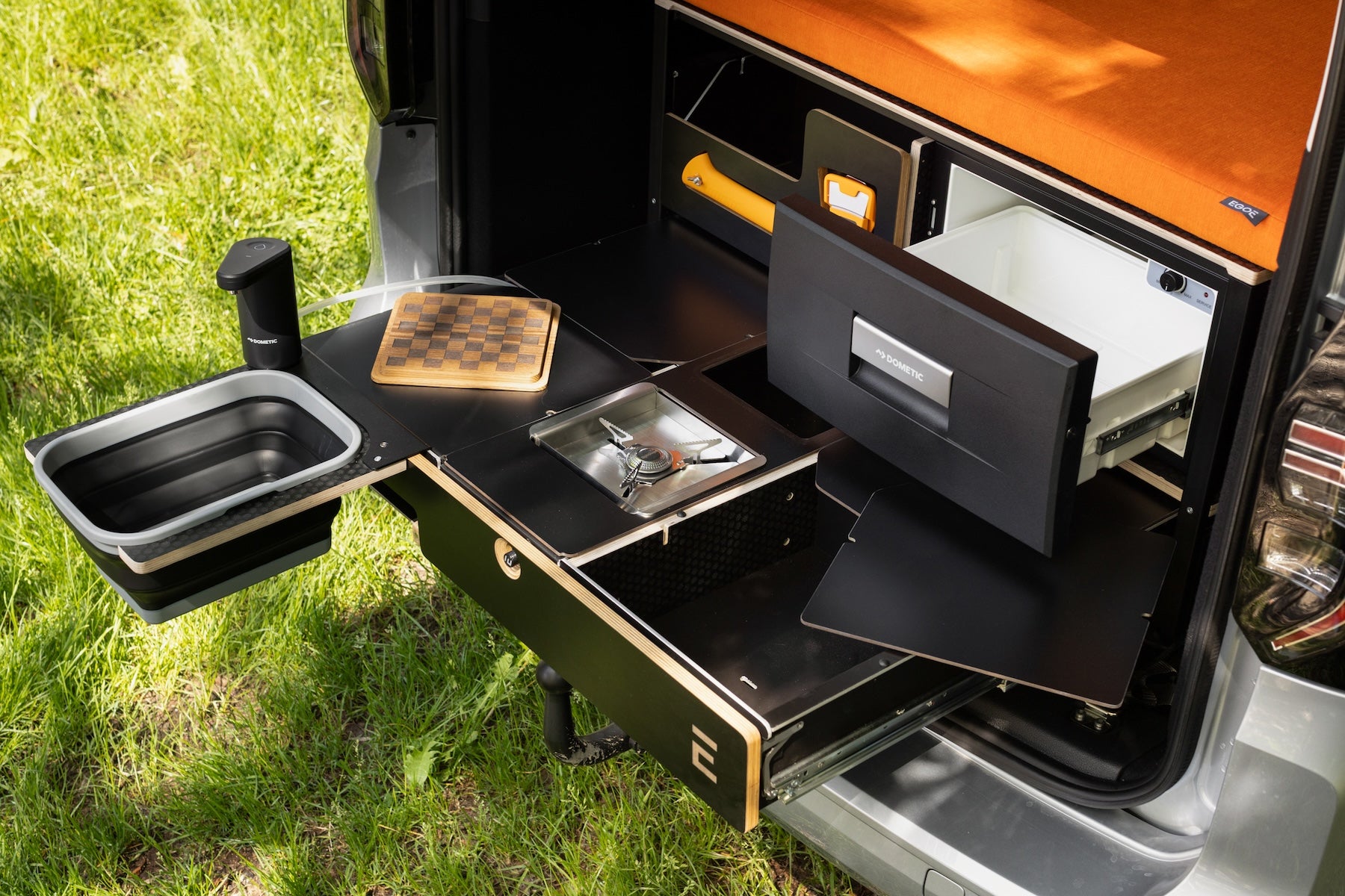 EGOE Nestbox M Komplettset – Campingbox mit Küche, Kühlschrank-Platz & Bett