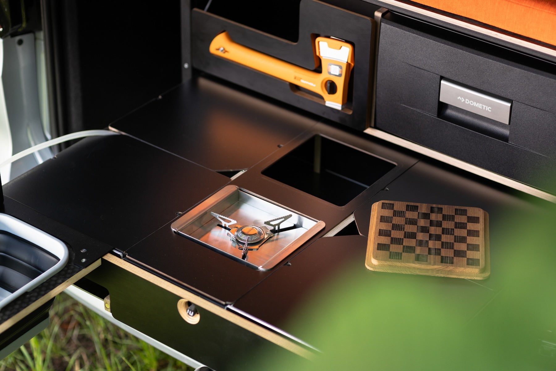 EGOE Nestbox M Komplettset – Campingbox mit Küche, Kühlschrank-Platz & Bett