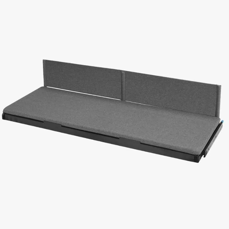 Das HeroCamper Kinderbett ist ein flexibles Regal, das auch als komfortables Kinderbett für Kleinkinder (max. 60 kg) genutzt werden kann. Es bietet eine minimalistische Gestaltung und lässt sich sicher verriegeln, um ungewolltes Öffnen während der Fahrt zu verhindern. Bei Nutzung lässt sich das Regal arretiert werden, um sicherzustellen, dass es nicht versehentlich schließt.
