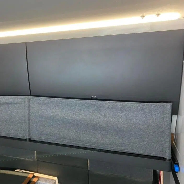 Das HeroCamper Kinderbett ist ein flexibles Regal, das auch als komfortables Kinderbett für Kleinkinder (max. 60 kg) genutzt werden kann. Es bietet eine minimalistische Gestaltung und lässt sich sicher verriegeln, um ungewolltes Öffnen während der Fahrt zu verhindern. Bei Nutzung lässt sich das Regal arretiert werden, um sicherzustellen, dass es nicht versehentlich schließt.