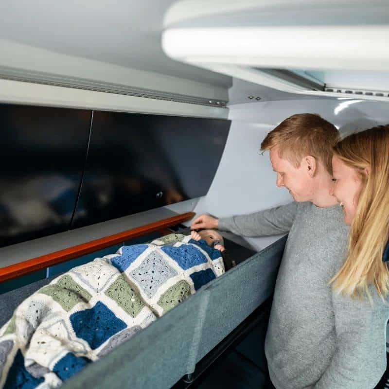Das HeroCamper Kinderbett ist ein flexibles Regal, das auch als komfortables Kinderbett für Kleinkinder (max. 60 kg) genutzt werden kann. Es bietet eine minimalistische Gestaltung und lässt sich sicher verriegeln, um ungewolltes Öffnen während der Fahrt zu verhindern. Bei Nutzung lässt sich das Regal arretiert werden, um sicherzustellen, dass es nicht versehentlich schließt.