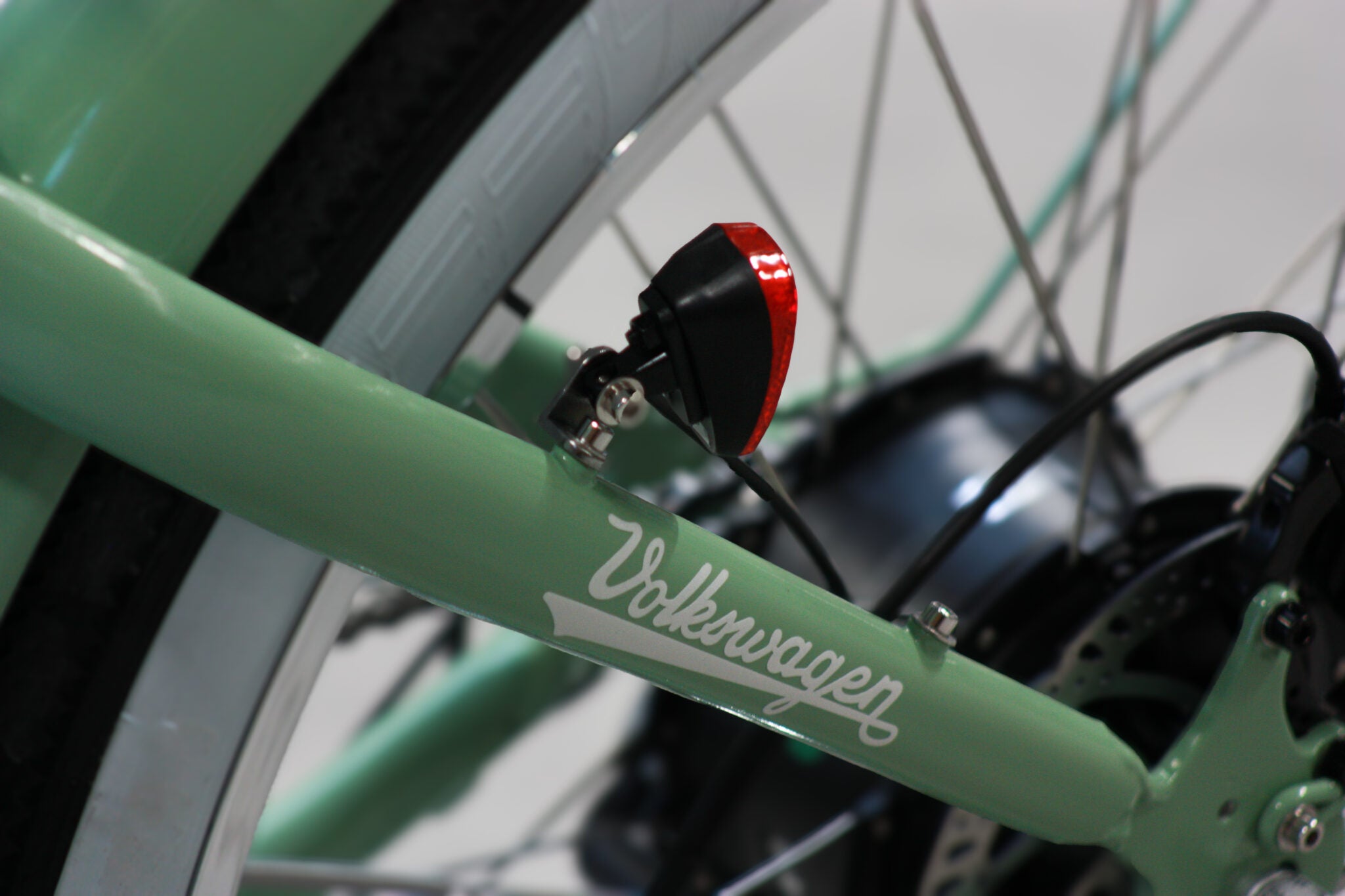 Detailansicht Elektrofahrrad Volkaswagen Design Speichen und Scheinwerfer