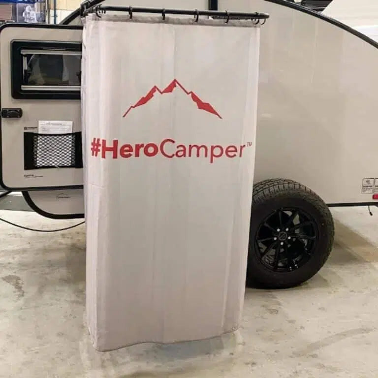 Faltbare Abschirmung für Hero Camper: Abnehmbar, platzierbar an der Tür, inkl. Greifhaken & Gestängen – ohne Dach, für Privatsphäre im Freien.