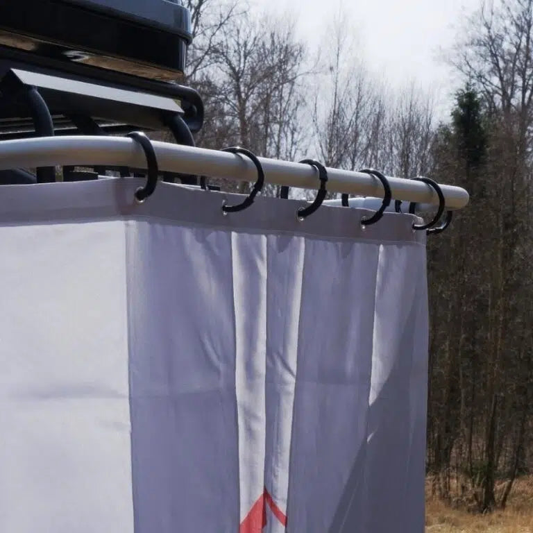 Faltbare Abschirmung für Hero Camper: Abnehmbar, platzierbar an der Tür, inkl. Greifhaken & Gestängen – ohne Dach, für Privatsphäre im Freien.