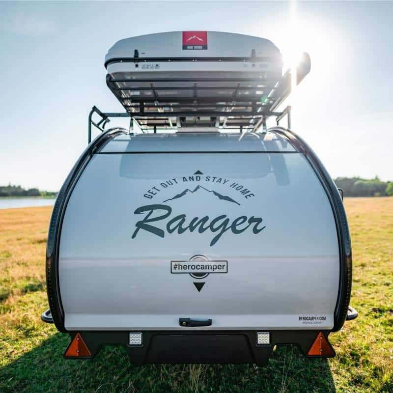 Hero Camper von dänischen Designern – isolierter, warmer Rückzugsort für Outdoor-Abenteuer mit Solarpanel, Kompressor Kühlbox und Offroad-Ausstattung.