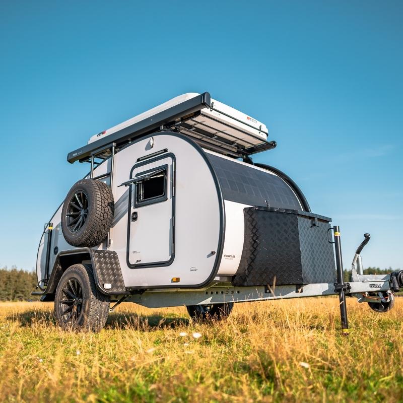 Hero Camper von dänischen Designern – isolierter, warmer Rückzugsort für Outdoor-Abenteuer mit Solarpanel, Kompressor Kühlbox und Offroad-Ausstattung.