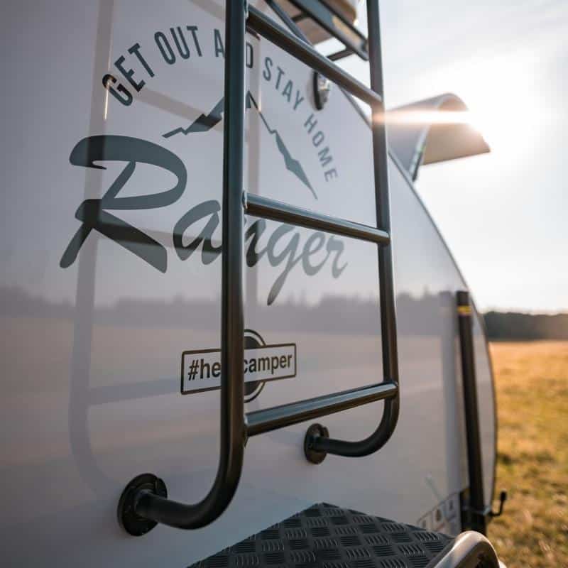 Hero Camper von dänischen Designern – isolierter, warmer Rückzugsort für Outdoor-Abenteuer mit Solarpanel, Kompressor Kühlbox und Offroad-Ausstattung.