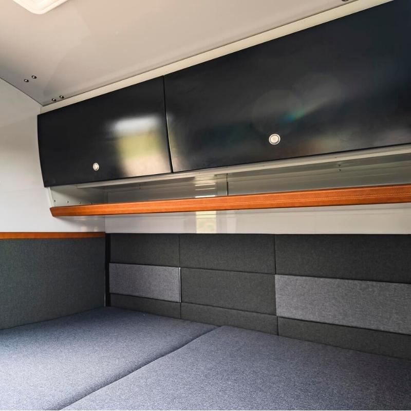 Hero Camper von dänischen Designern – isolierter, warmer Rückzugsort für Outdoor-Abenteuer mit Solarpanel, Kompressor Kühlbox und Offroad-Ausstattung.