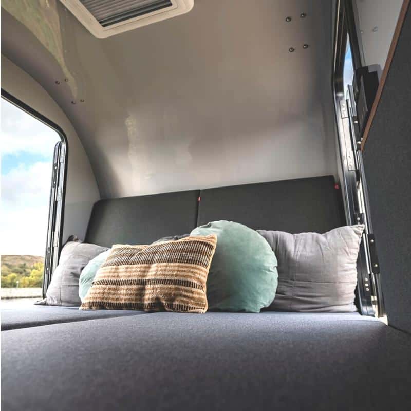 Hero Camper von dänischen Designern – isolierter, warmer Rückzugsort für Outdoor-Abenteuer mit Solarpanel, Kompressor Kühlbox und Offroad-Ausstattung.