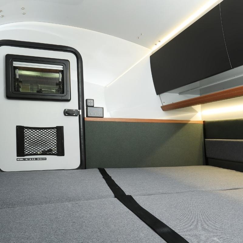 Hero Camper von dänischen Designern – isolierter, warmer Rückzugsort für Outdoor-Abenteuer mit Solarpanel, Kompressor Kühlbox und Offroad-Ausstattung.