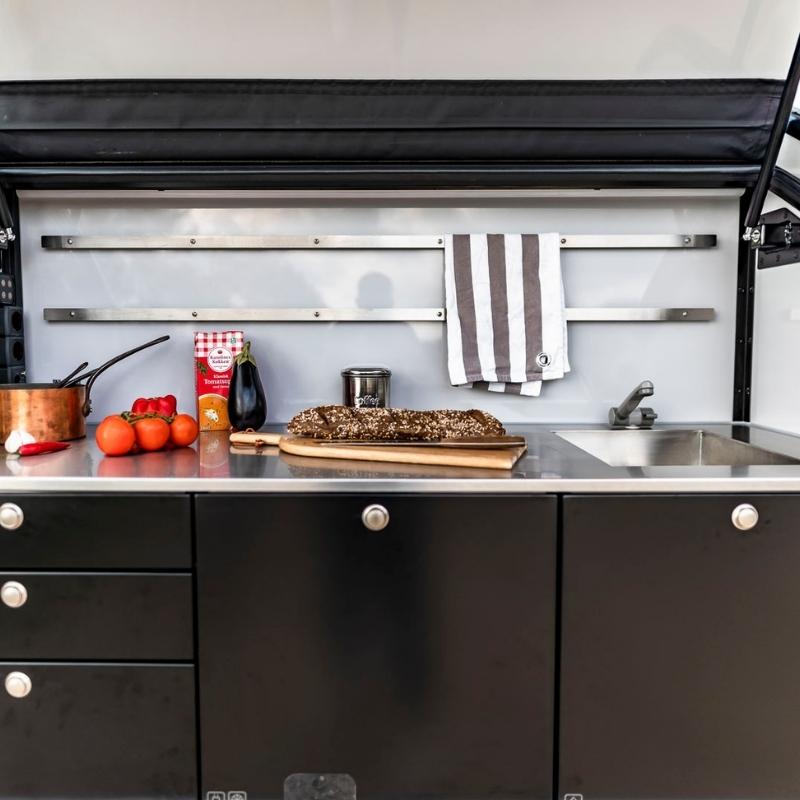 Hero Camper von dänischen Designern – isolierter, warmer Rückzugsort für Outdoor-Abenteuer mit Solarpanel, Kompressor Kühlbox und Offroad-Ausstattung.