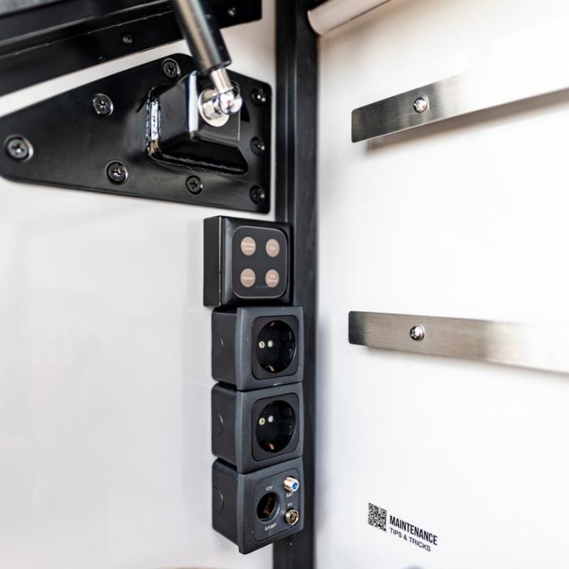 Hero Camper von dänischen Designern – isolierter, warmer Rückzugsort für Outdoor-Abenteuer mit Solarpanel, Kompressor Kühlbox und Offroad-Ausstattung.