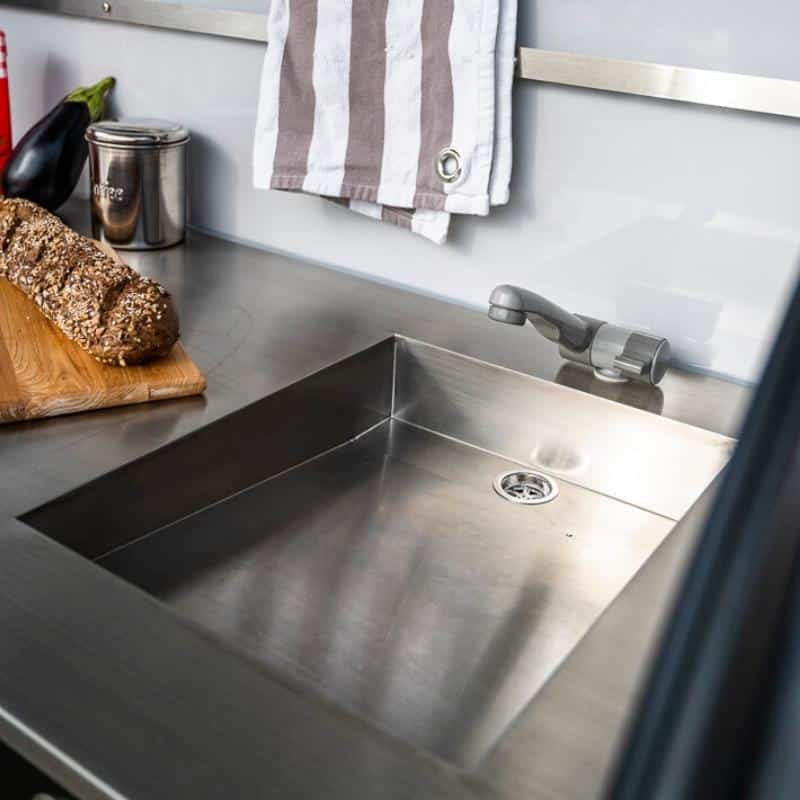 Hero Camper Ranger für Outdoor-Abenteuer. Mit Solarpanel, Kühlbox, Offroad-Achse, Thule Markise und Livingstone-Paket. Farboption: Light Grey.