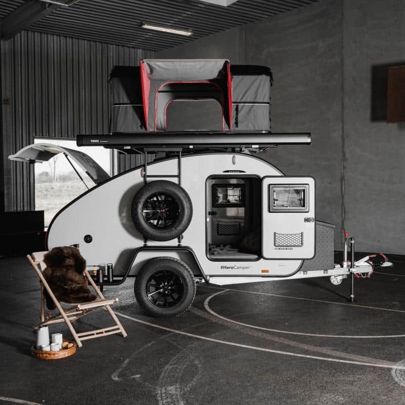 Hero Camper von dänischen Designern – isolierter, warmer Rückzugsort für Outdoor-Abenteuer mit Solarpanel, Kompressor Kühlbox und Offroad-Ausstattung.