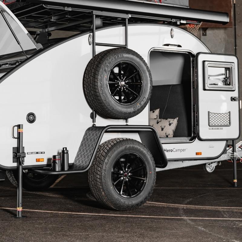 Hero Camper von dänischen Designern – isolierter, warmer Rückzugsort für Outdoor-Abenteuer mit Solarpanel, Kompressor Kühlbox und Offroad-Ausstattung.
