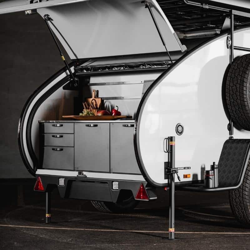 Hero Camper von dänischen Designern – isolierter, warmer Rückzugsort für Outdoor-Abenteuer mit Solarpanel, Kompressor Kühlbox und Offroad-Ausstattung.