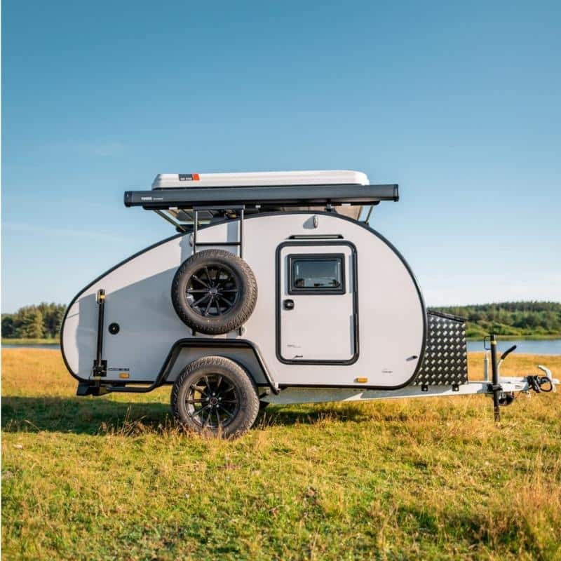 Hero Camper von dänischen Designern – isolierter, warmer Rückzugsort für Outdoor-Abenteuer mit Solarpanel, Kompressor Kühlbox und Offroad-Ausstattung.