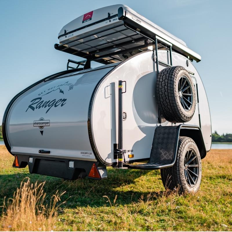 Hero Camper von dänischen Designern – isolierter, warmer Rückzugsort für Outdoor-Abenteuer mit Solarpanel, Kompressor Kühlbox und Offroad-Ausstattung.