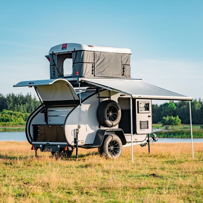 Hero Camper von dänischen Designern – isolierter, warmer Rückzugsort für Outdoor-Abenteuer mit Solarpanel, Kompressor Kühlbox und Offroad-Ausstattung.