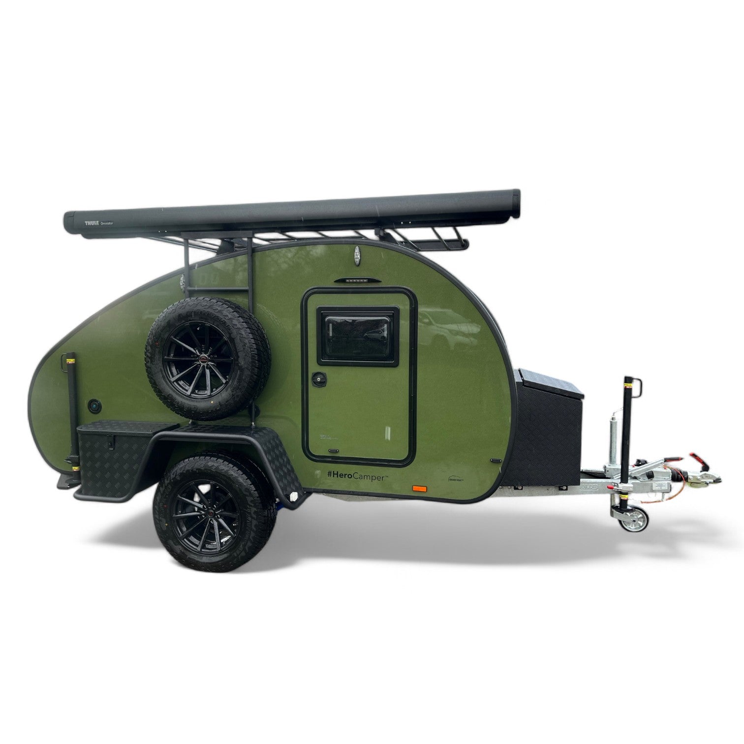Hero Camper von dänischen Designern – isolierter, warmer Rückzugsort für Outdoor-Abenteuer mit Solarpanel, Kompressor Kühlbox und Offroad-Ausstattung.