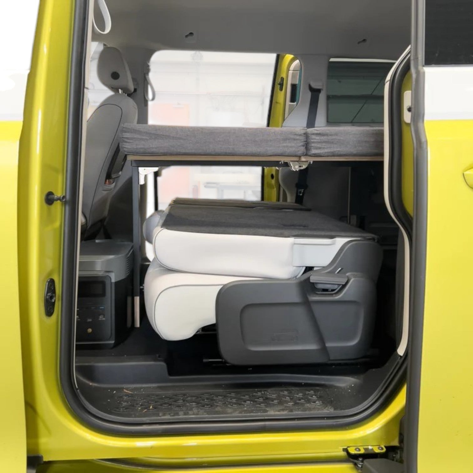 Das Universal Bettsystem verwandelt alle VW Mini-Van (T4-7, Caddy, ID. BUZZ) blitzschnell in einen komfortablen Camper. Dank der durchdachten Konstruktion passt das Schlafsystem in den Kofferraum, ohne die Sitzreihen auszubauen. Mit einer großzügigen Liegefläche über die gesamte Fahrzeugbreite und optionalem Zubehör wird jede Reise zum puren Vergnügen. Egal ob mit oder ohne Sitze: Das Universal Bettsystem überzeugt durch einfache Handhabung, Komfort und Erweiterungsmöglichkeiten – für deinen perfekten Campi