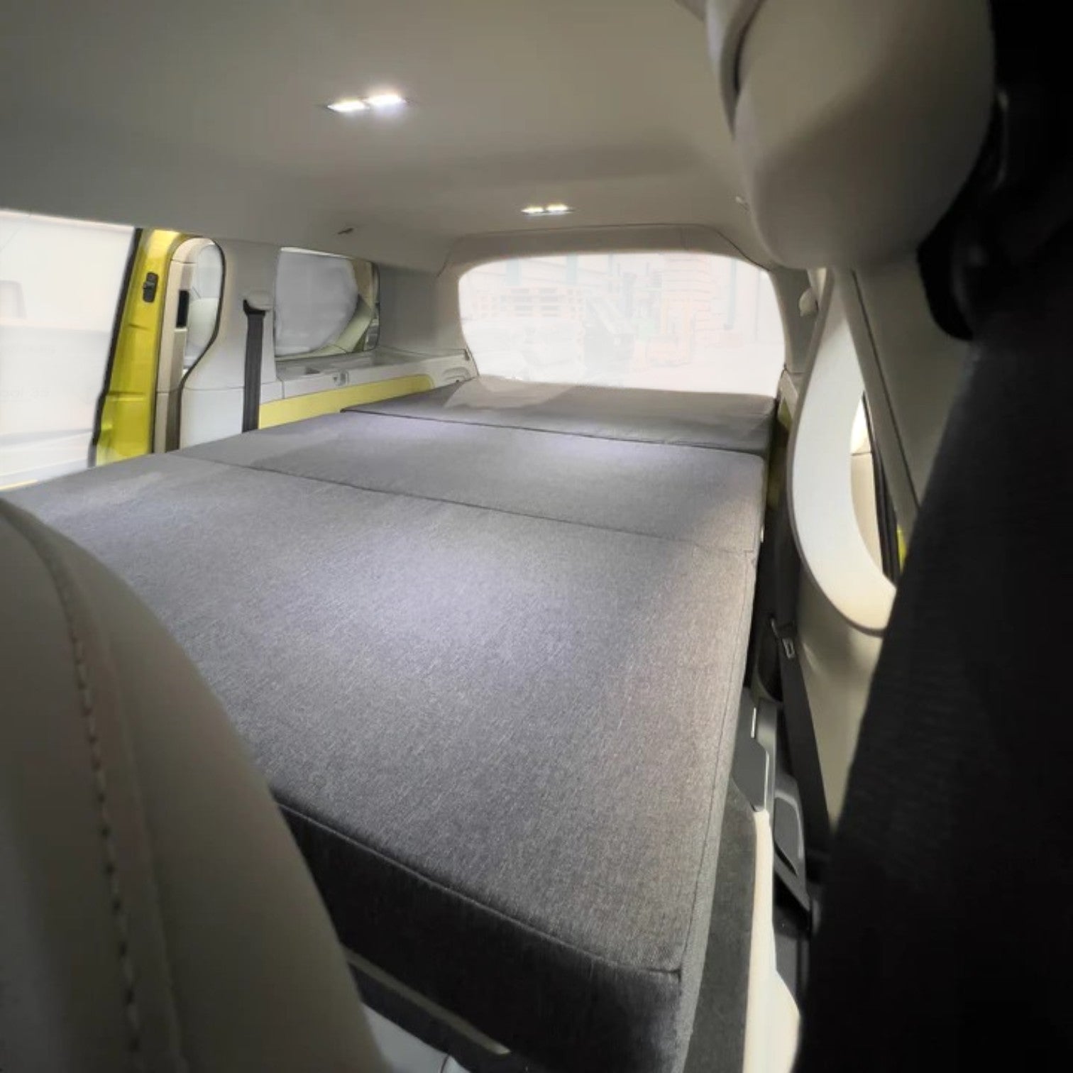 Das Universal Bettsystem verwandelt alle VW Mini-Van (T4-7, Caddy, ID. BUZZ) blitzschnell in einen komfortablen Camper. Dank der durchdachten Konstruktion passt das Schlafsystem in den Kofferraum, ohne die Sitzreihen auszubauen. Mit einer großzügigen Liegefläche über die gesamte Fahrzeugbreite und optionalem Zubehör wird jede Reise zum puren Vergnügen. Egal ob mit oder ohne Sitze: Das Universal Bettsystem überzeugt durch einfache Handhabung, Komfort und Erweiterungsmöglichkeiten – für deinen perfekten Campi