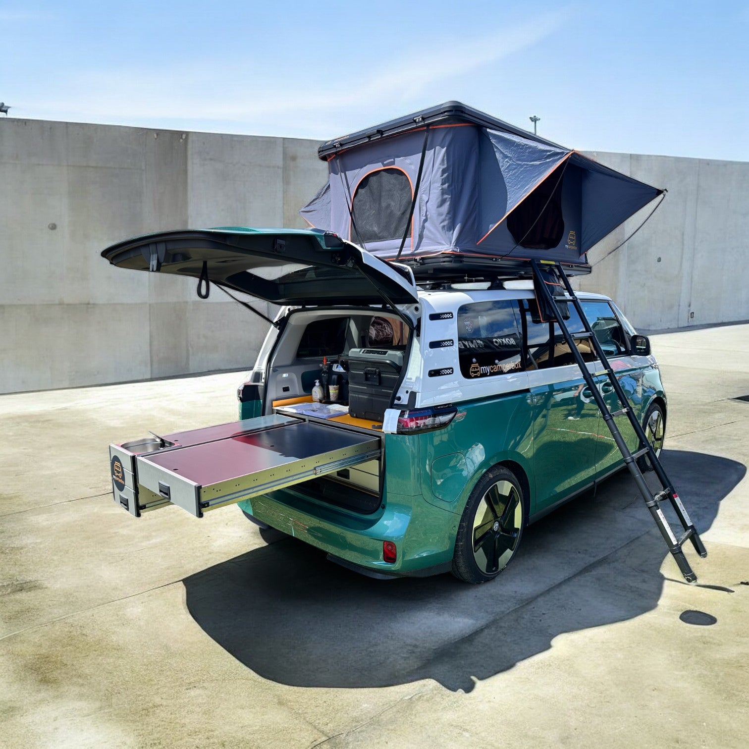 Verwandle dein Alltagsauto in Minuten zum Camper! Unsere robusten Camperboxen bieten eine praktische Heckküche, Bettgestell mit Matratze und viel Stauraum für deinen Campingausflug.