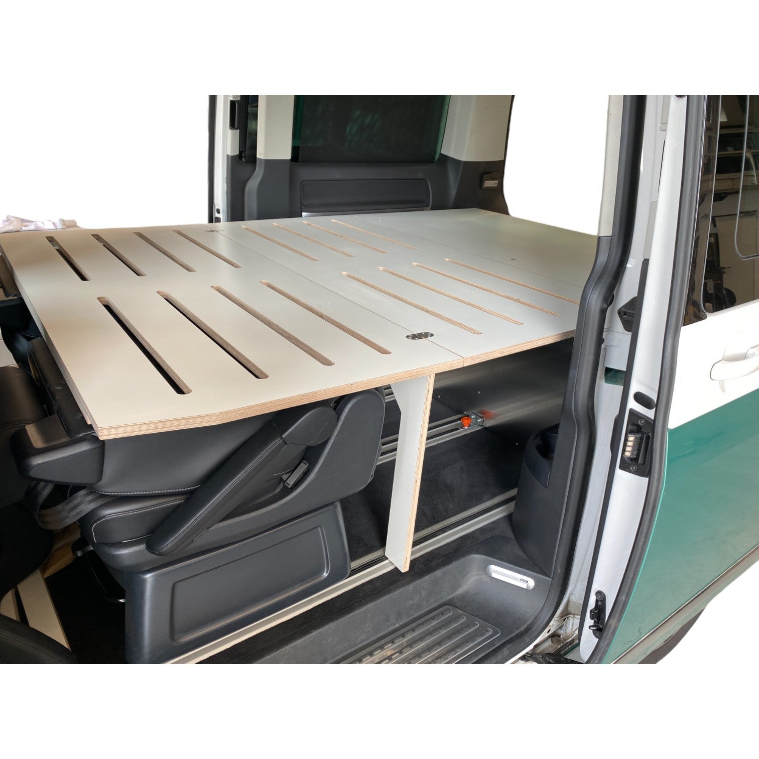 Verwandle dein Alltagsauto in Sekunden in ein Zuhause auf vier Rädern! Unsere robusten Camperboxen mit Heckküche und optionalem Bettgestell machen jedes Abenteuer spontan und komfortabel.