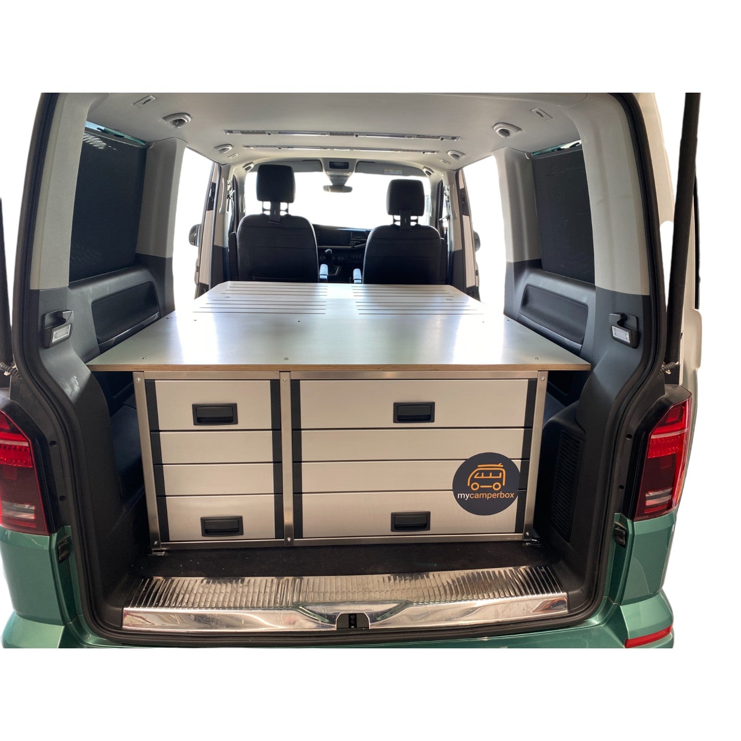 Verwandle dein Alltagsauto in Sekunden in ein Zuhause auf vier Rädern! Unsere robusten Camperboxen mit Heckküche und optionalem Bettgestell machen jedes Abenteuer spontan und komfortabel.
