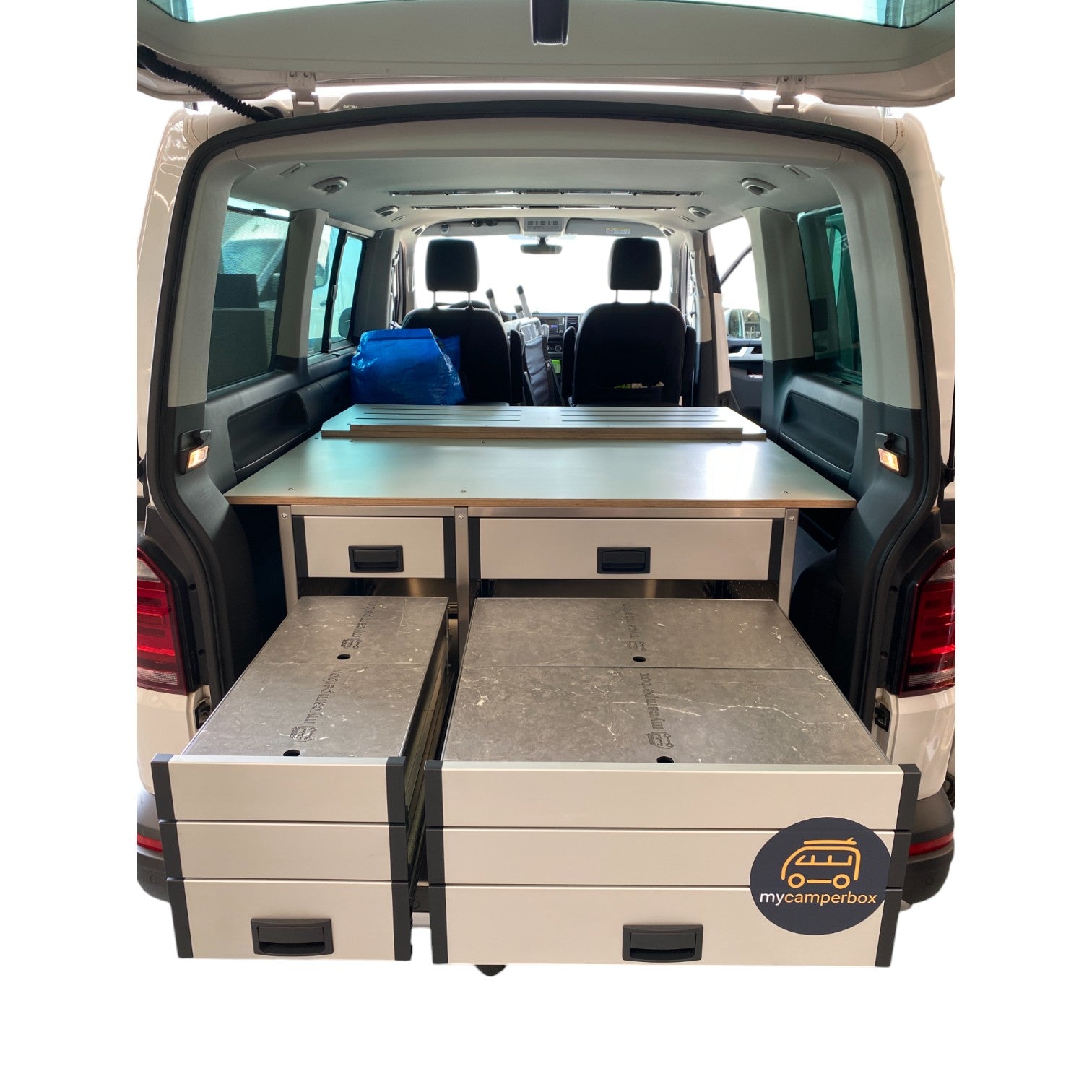 Verwandle dein Alltagsauto in Sekunden in ein Zuhause auf vier Rädern! Unsere robusten Camperboxen mit Heckküche und optionalem Bettgestell machen jedes Abenteuer spontan und komfortabel.