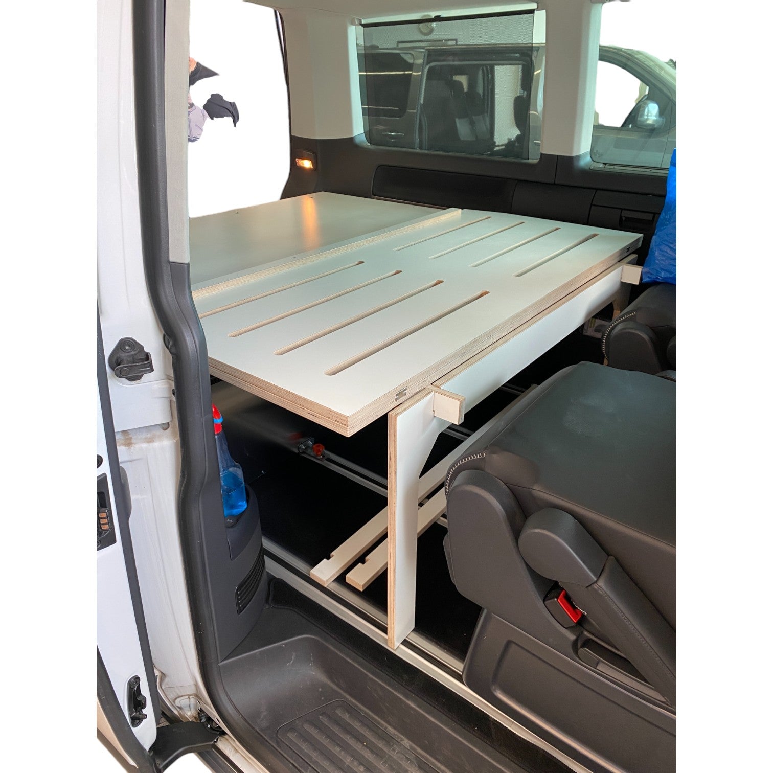 Verwandle dein Alltagsauto in Sekunden in ein Zuhause auf vier Rädern! Unsere robusten Camperboxen mit Heckküche und optionalem Bettgestell machen jedes Abenteuer spontan und komfortabel.