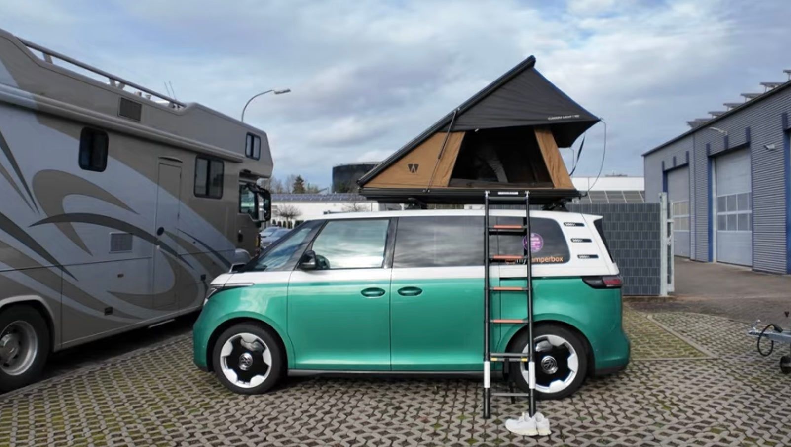 ID Buzz mit Vickywood Dachzelt und Camperbox