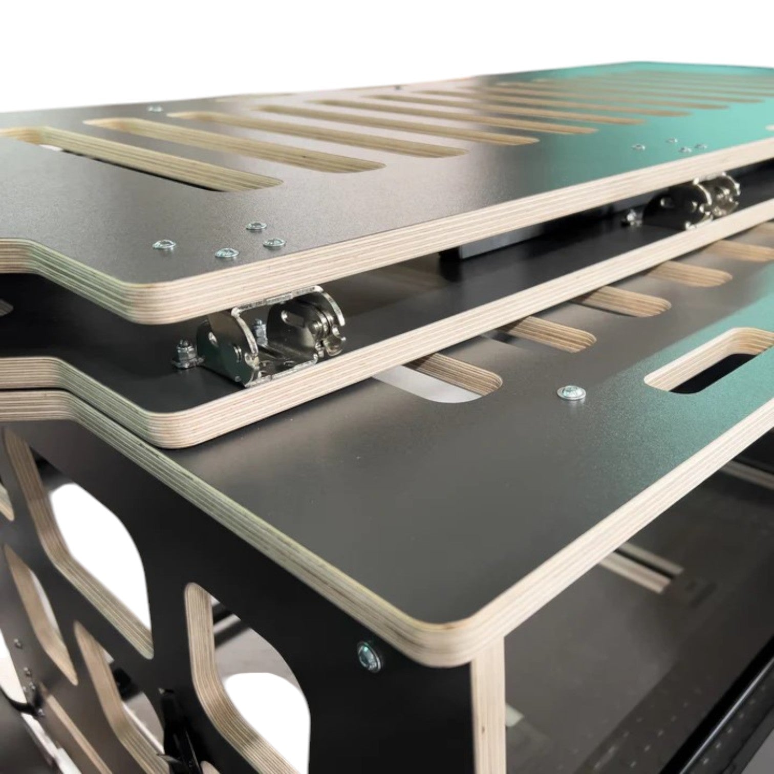 Das Universal Bettsystem verwandelt alle VW Mini-Van (T4-7, Caddy, ID. BUZZ) blitzschnell in einen komfortablen Camper. Dank der durchdachten Konstruktion passt das Schlafsystem in den Kofferraum, ohne die Sitzreihen auszubauen. Mit einer großzügigen Liegefläche über die gesamte Fahrzeugbreite und optionalem Zubehör wird jede Reise zum puren Vergnügen. Egal ob mit oder ohne Sitze: Das Universal Bettsystem überzeugt durch einfache Handhabung, Komfort und Erweiterungsmöglichkeiten – für deinen perfekten Campi