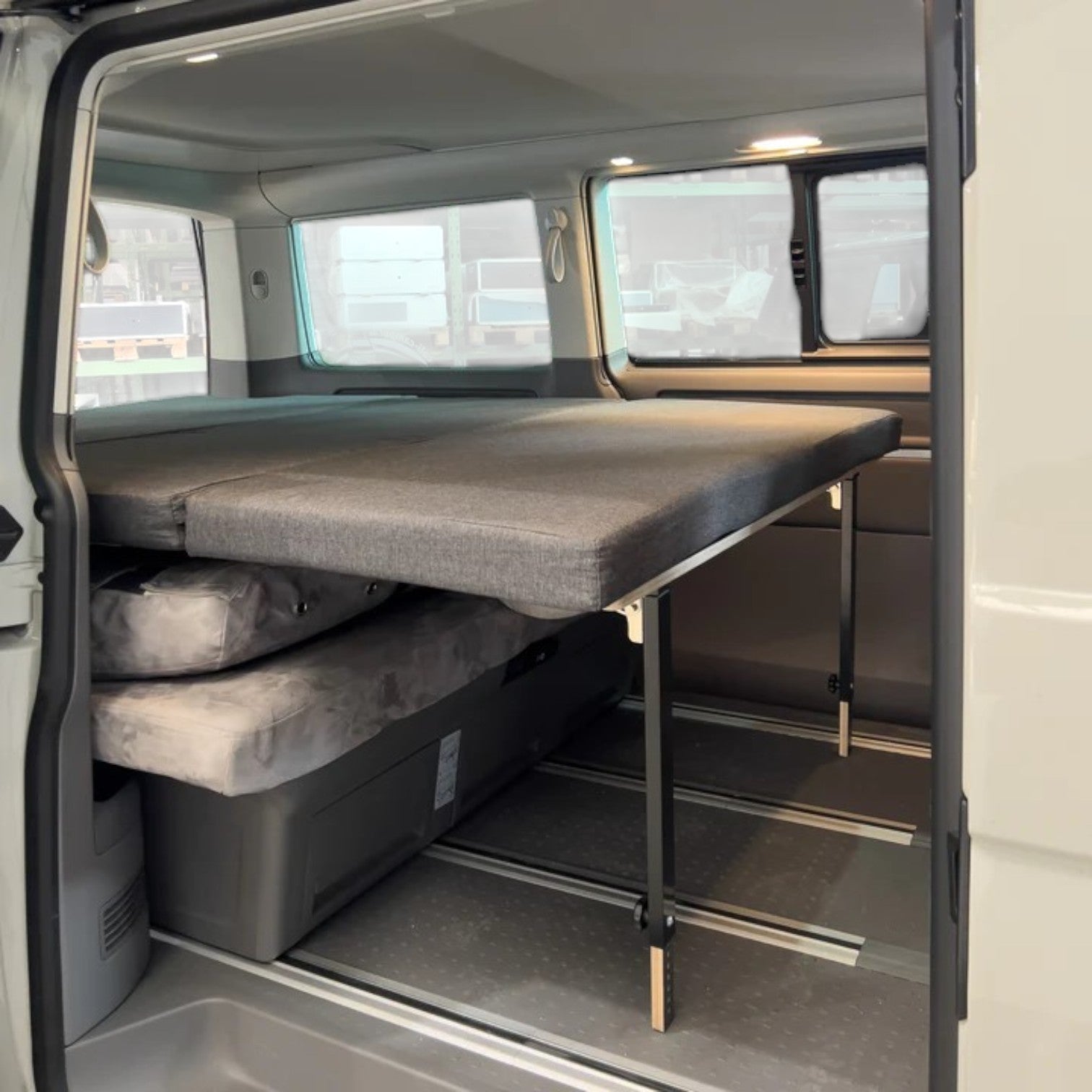 Das Universal Bettsystem verwandelt alle VW Mini-Van (T4-7, Caddy, ID. BUZZ) blitzschnell in einen komfortablen Camper. Dank der durchdachten Konstruktion passt das Schlafsystem in den Kofferraum, ohne die Sitzreihen auszubauen. Mit einer großzügigen Liegefläche über die gesamte Fahrzeugbreite und optionalem Zubehör wird jede Reise zum puren Vergnügen. Egal ob mit oder ohne Sitze: Das Universal Bettsystem überzeugt durch einfache Handhabung, Komfort und Erweiterungsmöglichkeiten – für deinen perfekten Campi