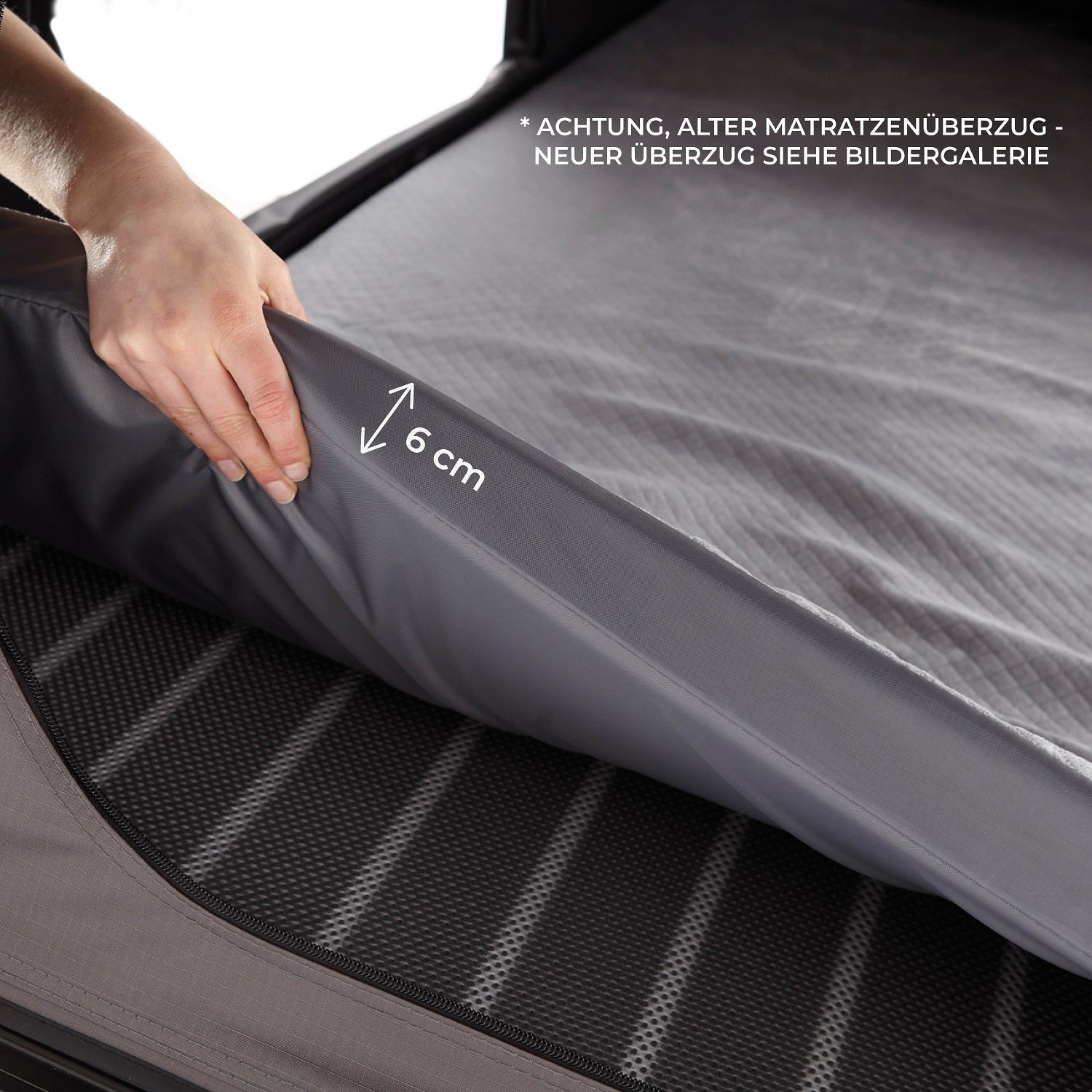 Flaches Alu-Hartschalen-Dachzelt CUMARU LIGHT, schneller Aufbau in 2 Min., recycelter Stoff, Memory Foam Matratze, LED-Licht.