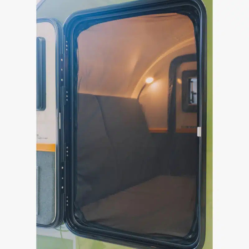 Das HeroCamper Mokitonetz schützt vor Mücken und Insekten, während du die frische Luft genießt. Es ist einfach zu installieren und sorgt für eine nahtlose Passform an den Türen deines Hero Campers. Das Set enthält Moskitonetze für beide Seiten (rechts und links).