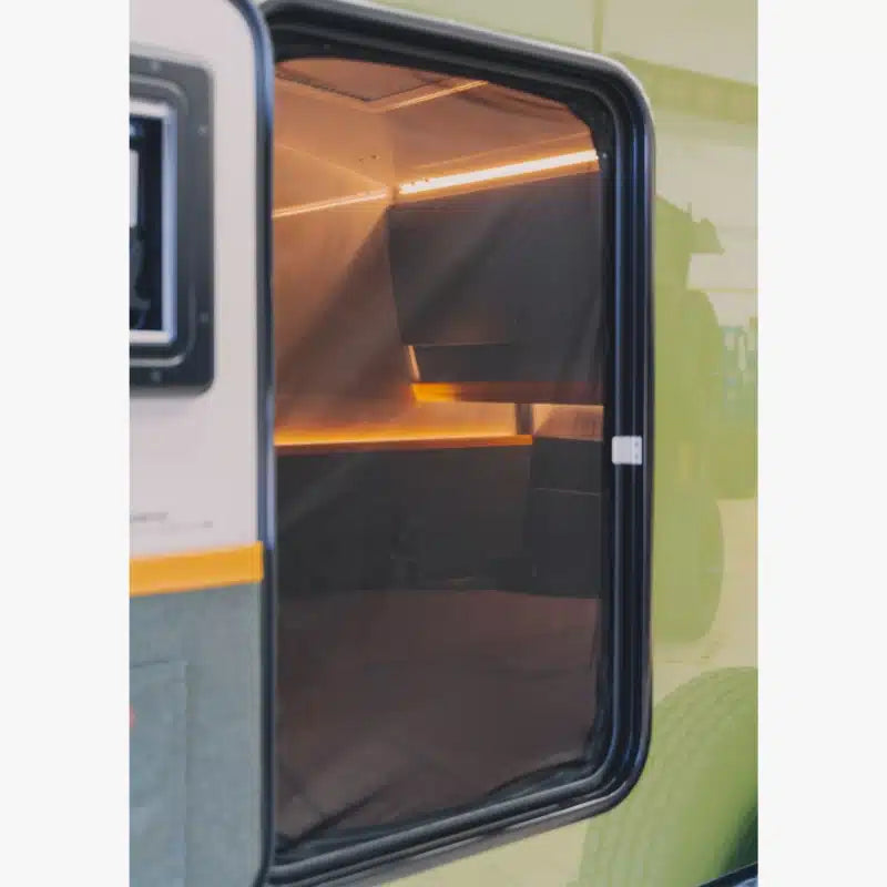 Das HeroCamper Mokitonetz schützt vor Mücken und Insekten, während du die frische Luft genießt. Es ist einfach zu installieren und sorgt für eine nahtlose Passform an den Türen deines Hero Campers. Das Set enthält Moskitonetze für beide Seiten (rechts und links).