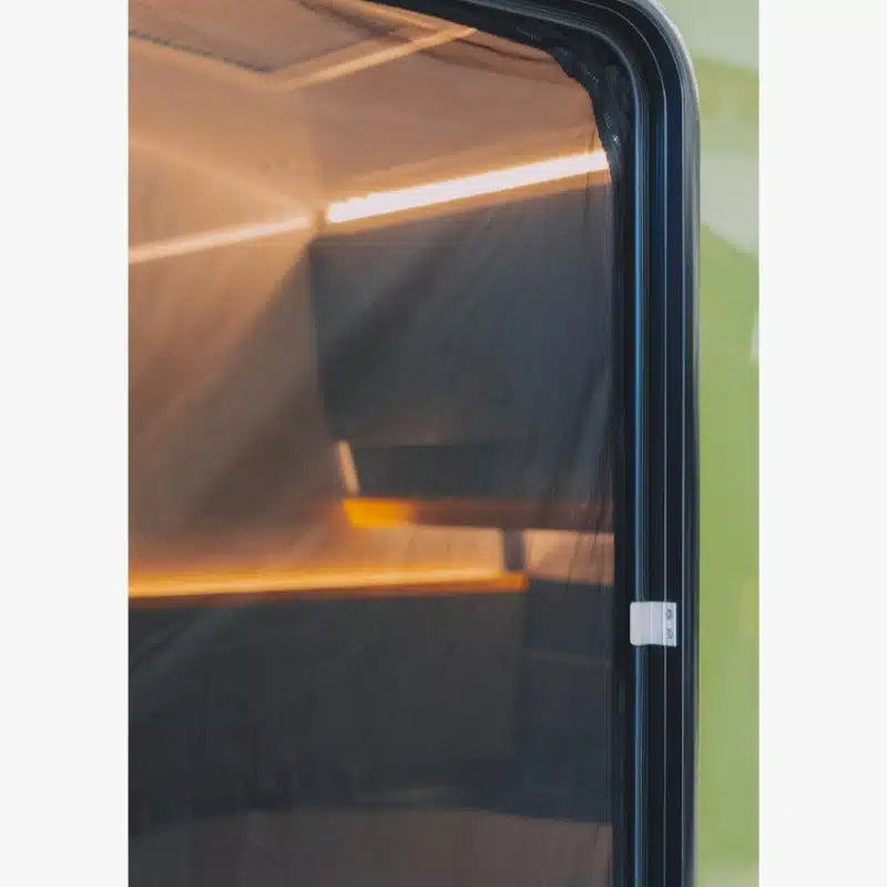 Das HeroCamper Mokitonetz schützt vor Mücken und Insekten, während du die frische Luft genießt. Es ist einfach zu installieren und sorgt für eine nahtlose Passform an den Türen deines Hero Campers. Das Set enthält Moskitonetze für beide Seiten (rechts und links).