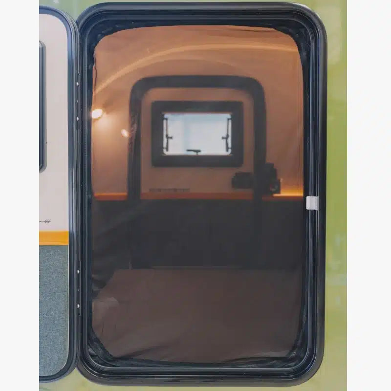 Das HeroCamper Mokitonetz schützt vor Mücken und Insekten, während du die frische Luft genießt. Es ist einfach zu installieren und sorgt für eine nahtlose Passform an den Türen deines Hero Campers. Das Set enthält Moskitonetze für beide Seiten (rechts und links).