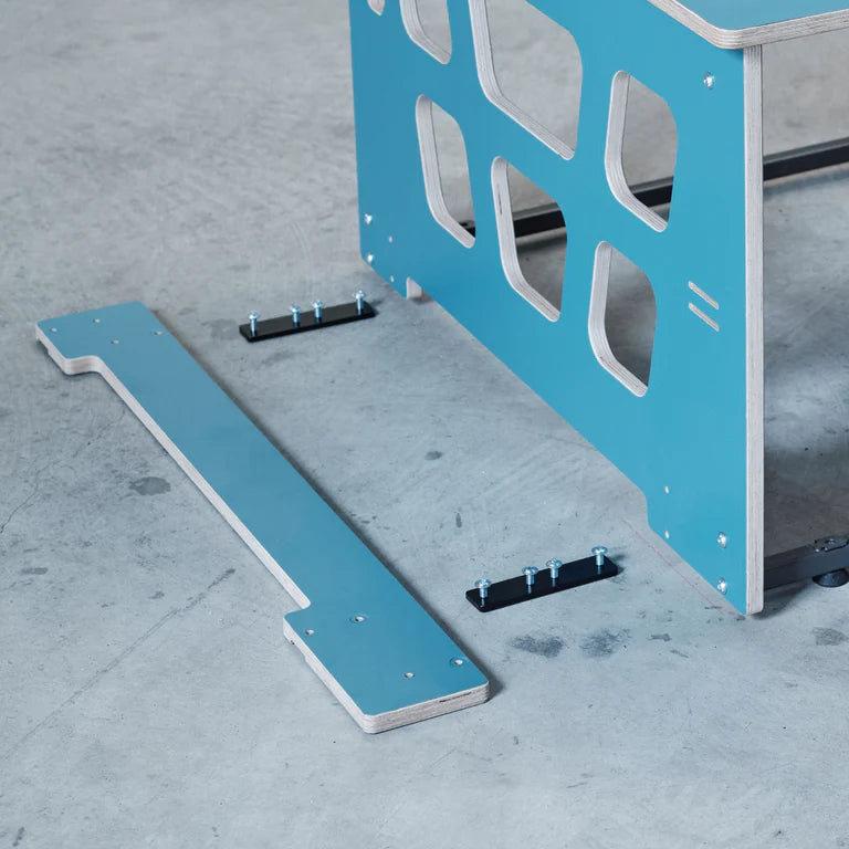 Das Universal Bettsystem verwandelt alle VW Mini-Van (T4-7, Caddy, ID. BUZZ) blitzschnell in einen komfortablen Camper. Dank der durchdachten Konstruktion passt das Schlafsystem in den Kofferraum, ohne die Sitzreihen auszubauen. Mit einer großzügigen Liegefläche über die gesamte Fahrzeugbreite und optionalem Zubehör wird jede Reise zum puren Vergnügen. Egal ob mit oder ohne Sitze: Das Universal Bettsystem überzeugt durch einfache Handhabung, Komfort und Erweiterungsmöglichkeiten – für deinen perfekten Campi