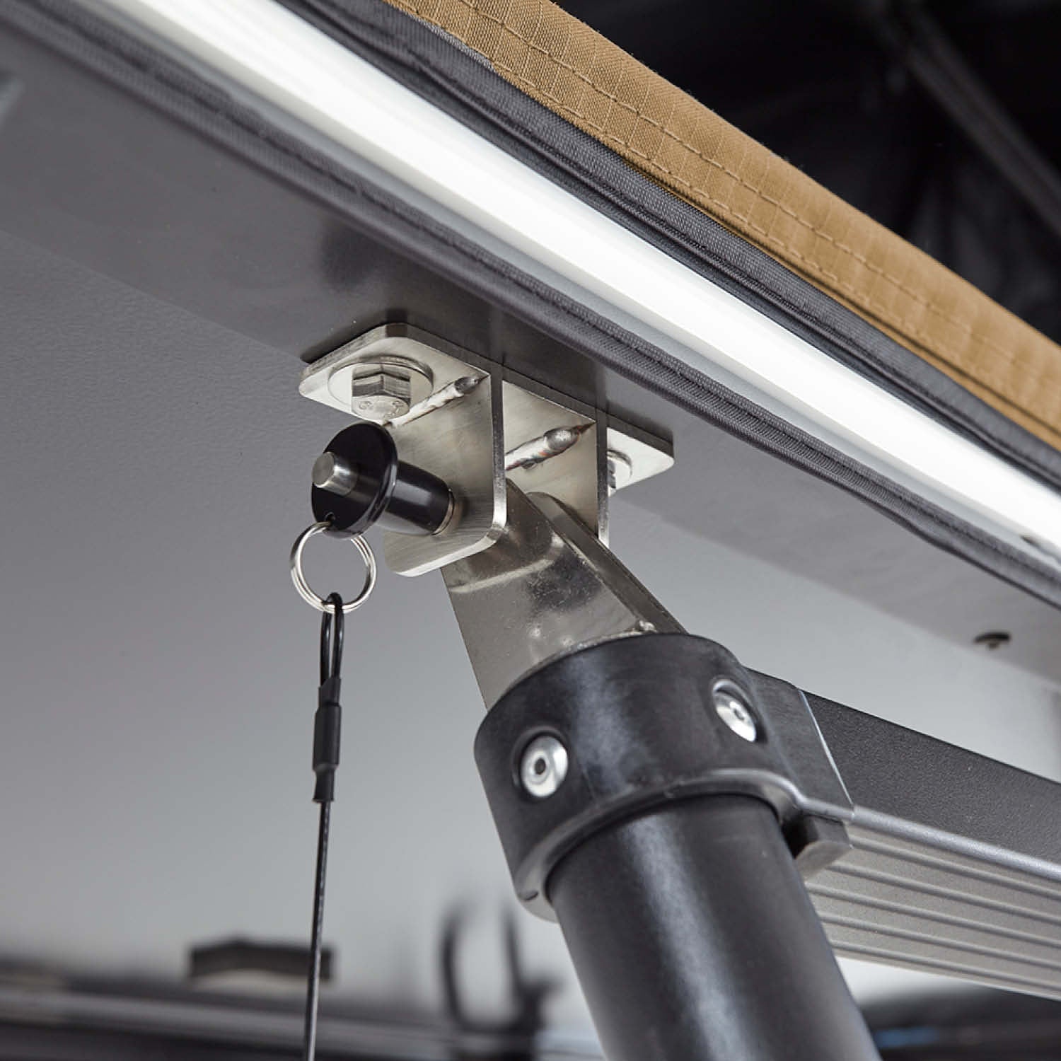 Hybrid Dachzelt MIGHTY OAK Gen 3.0: robuste Hartschale, recycelter Stoff, LED-Licht, schnell aufbaubar, ideal für 2-3 Personen, ganzjährig nutzbar.