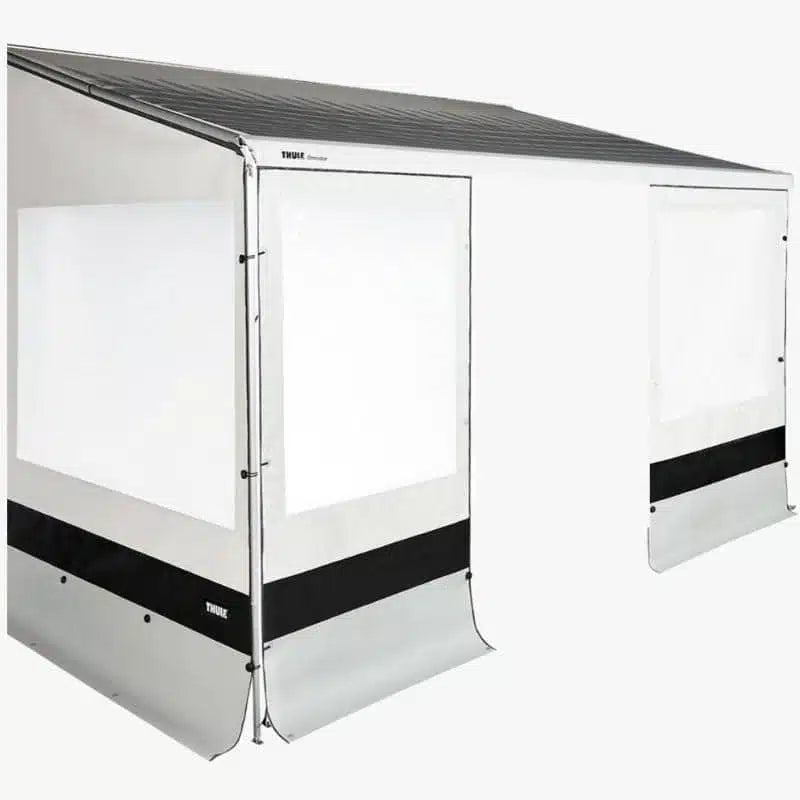 Thule Omnistor Rain Blocker Seiten und Fronten in Grau und Anthrazit, passend für Markise 3 m. Das Paket beinhaltet eine Seitenwand für jede Seite der Markise sowie zwei Frontseiten, um eine Markise mit vollständigem Schutz zu bieten. Clevere Verschlussbänder und der Aluminiumsparren vereinfachen die Befestigung der Seiten und Fronten an der Markise.
Das Paket beinhaltet: zwei Seiten und zwei Fronten.
Spezifikationen
Thule Omnistor Rain Blocker Seiten/Fronten in Grau und Anthrazit
Die Seitenwand gleitet