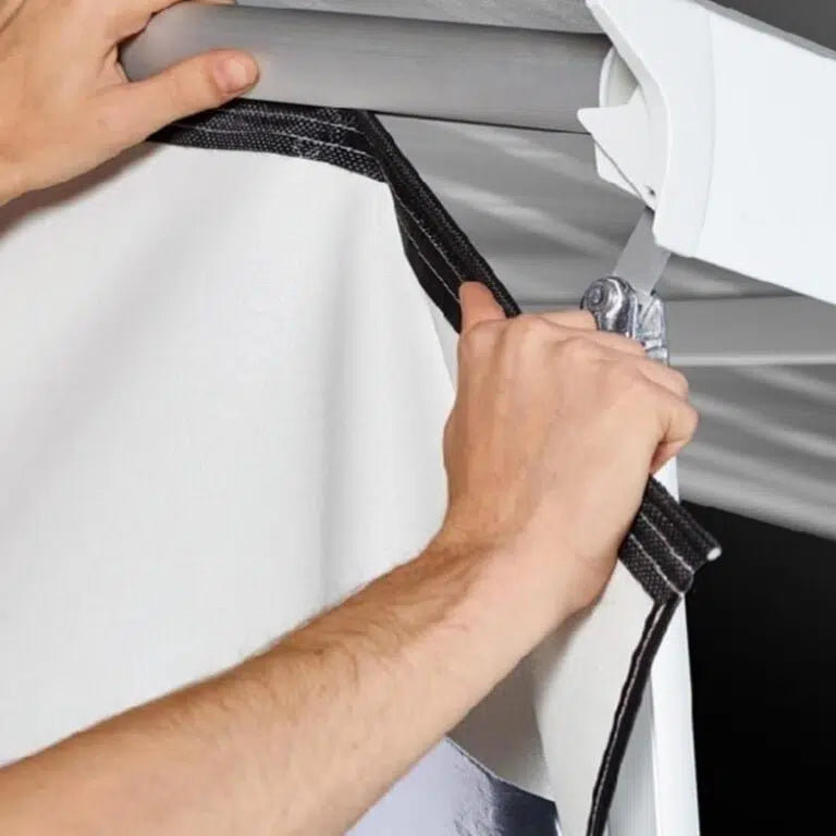 Thule Omnistor Rain Blocker Seiten und Fronten in Grau und Anthrazit, passend für Markise 3 m. Das Paket beinhaltet eine Seitenwand für jede Seite der Markise sowie zwei Frontseiten, um eine Markise mit vollständigem Schutz zu bieten. Clevere Verschlussbänder und der Aluminiumsparren vereinfachen die Befestigung der Seiten und Fronten an der Markise.
Das Paket beinhaltet: zwei Seiten und zwei Fronten.
Spezifikationen
Thule Omnistor Rain Blocker Seiten/Fronten in Grau und Anthrazit
Die Seitenwand gleitet