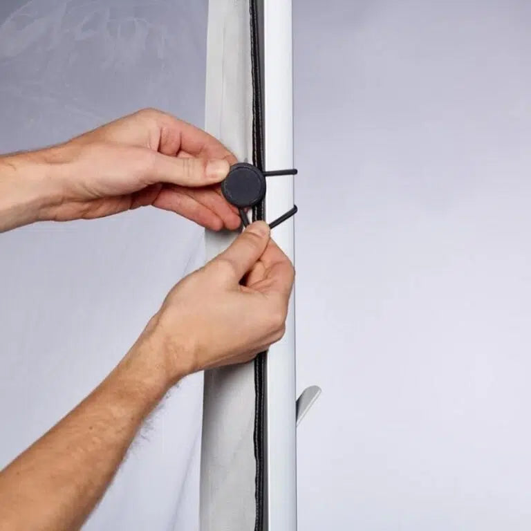 Thule Omnistor Rain Blocker Seiten und Fronten in Grau und Anthrazit, passend für Markise 3 m. Das Paket beinhaltet eine Seitenwand für jede Seite der Markise sowie zwei Frontseiten, um eine Markise mit vollständigem Schutz zu bieten. Clevere Verschlussbänder und der Aluminiumsparren vereinfachen die Befestigung der Seiten und Fronten an der Markise.
Das Paket beinhaltet: zwei Seiten und zwei Fronten.
Spezifikationen
Thule Omnistor Rain Blocker Seiten/Fronten in Grau und Anthrazit
Die Seitenwand gleitet