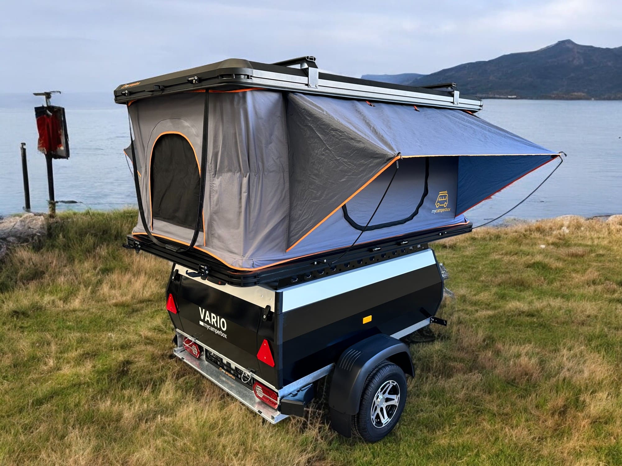 VARIO Comfortliner Anhänger mit Campnest 120 Dachzelt, flexibler Ausstattung und hoher Nutzlast für unvergessliche Outdoor-Abenteuer.