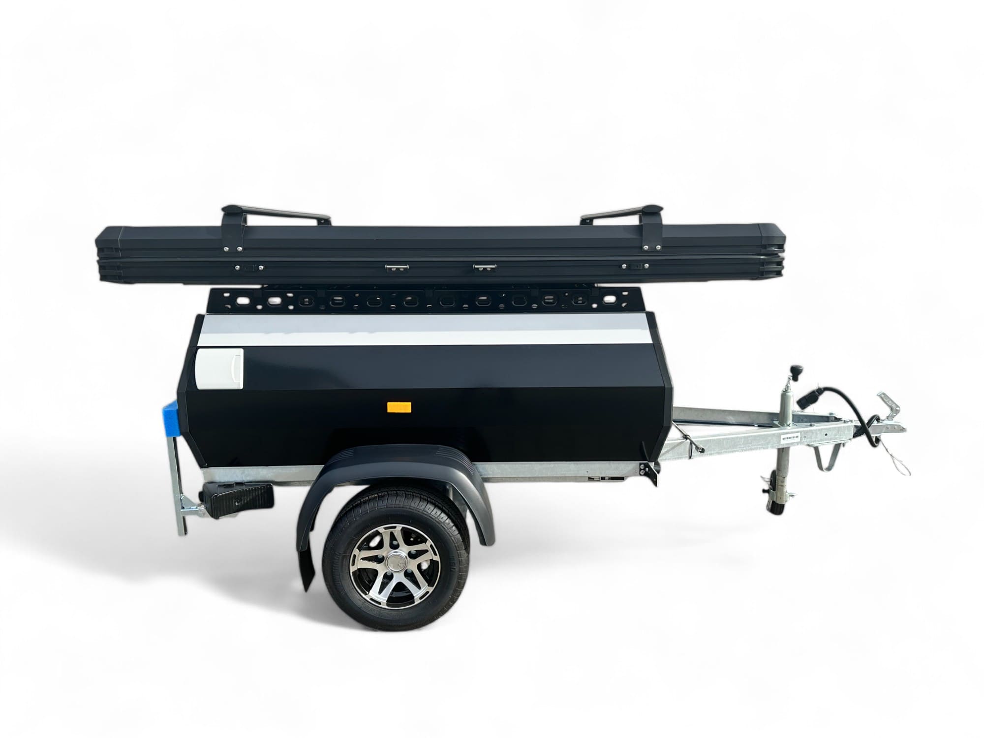 VARIO Comfortliner Anhänger mit Campnest 120 Dachzelt, flexibler Ausstattung und hoher Nutzlast für unvergessliche Outdoor-Abenteuer.